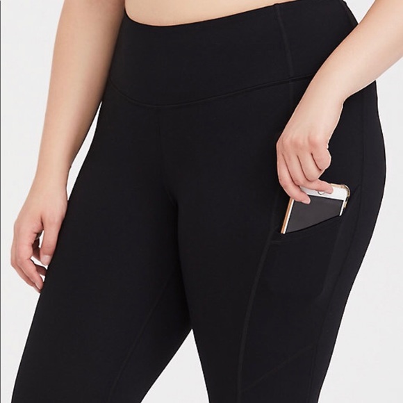 Torrid Crop Active Leggings w/ Pockets - Picture 3 of 5